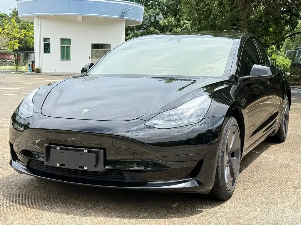 Tesla Model 3 — фото 1
