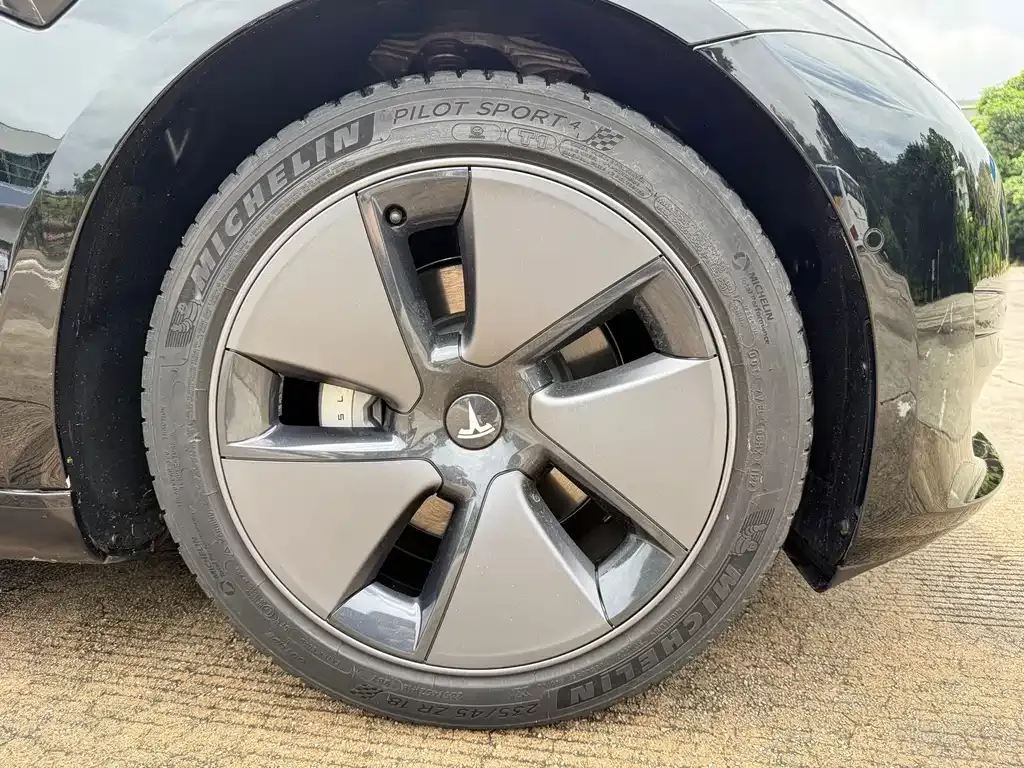 Tesla Model 3 — фото 7