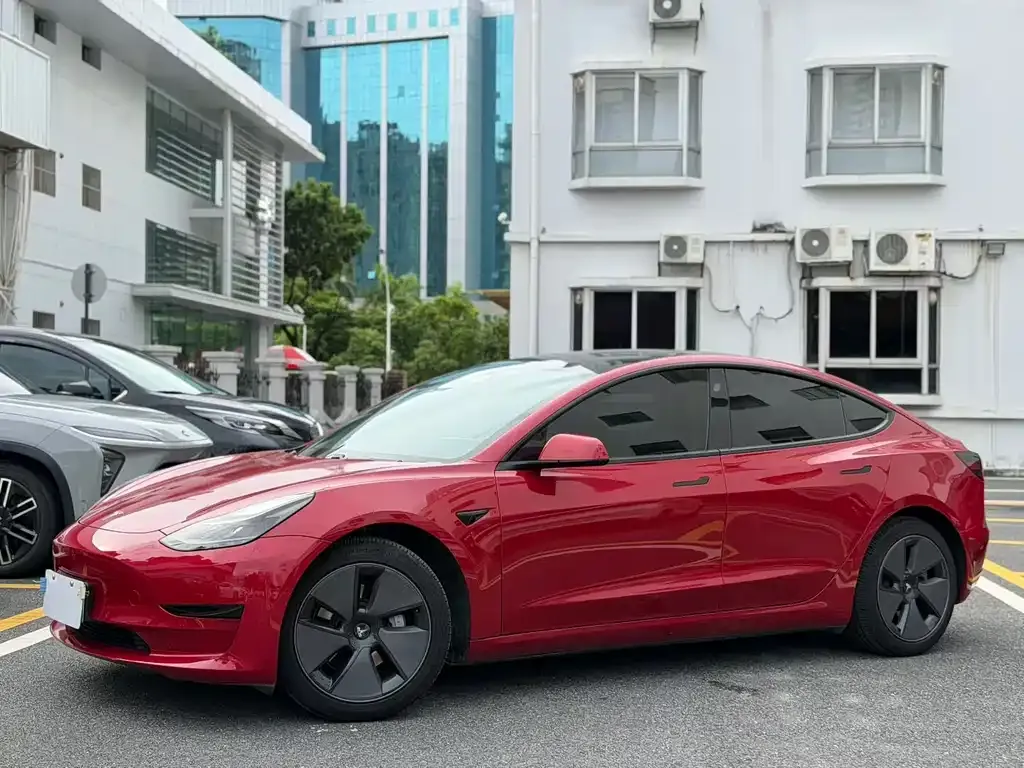 Tesla Model 3 — фото 1