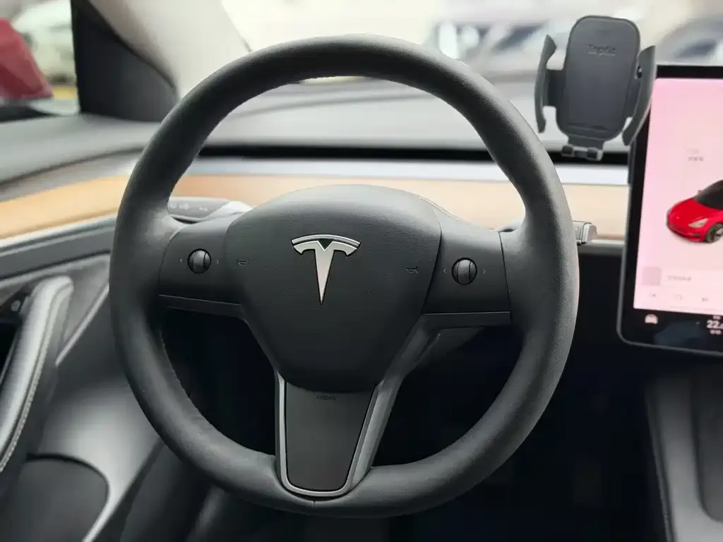 Tesla Model 3 — фото 2