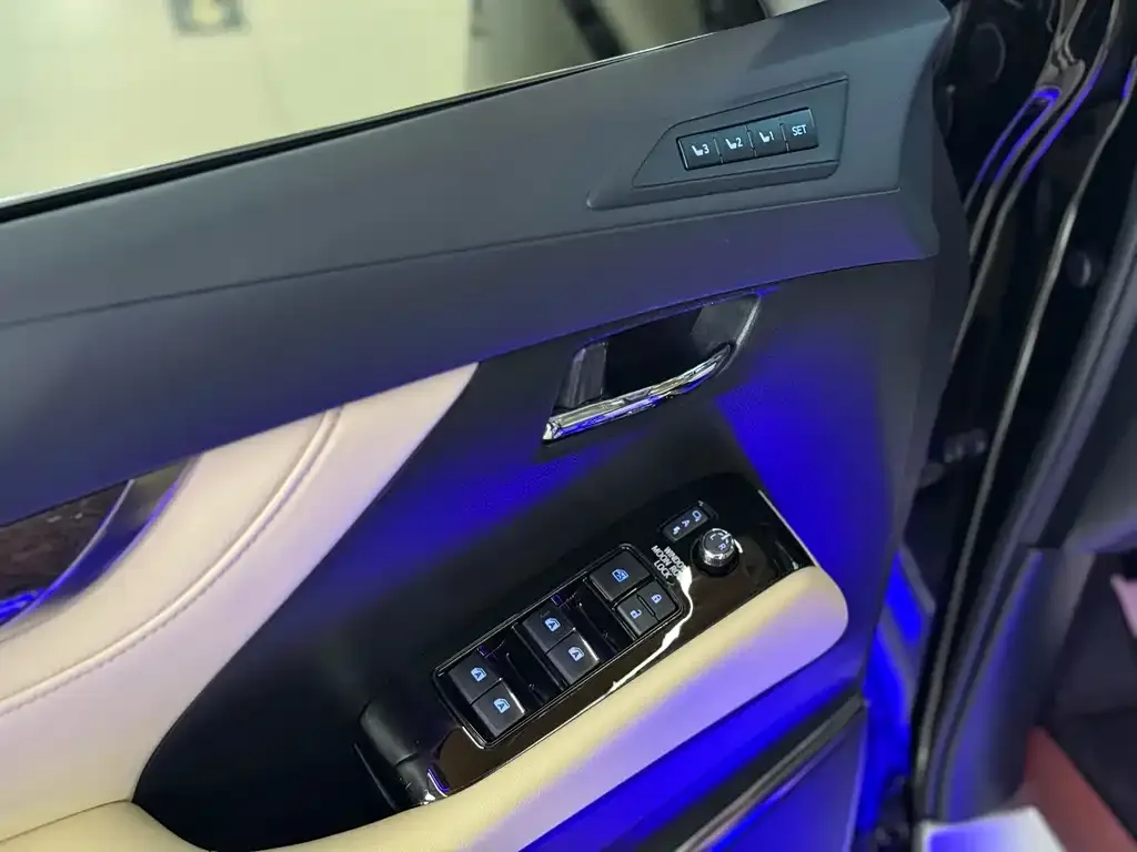 Toyota Vellfire — фото 9
