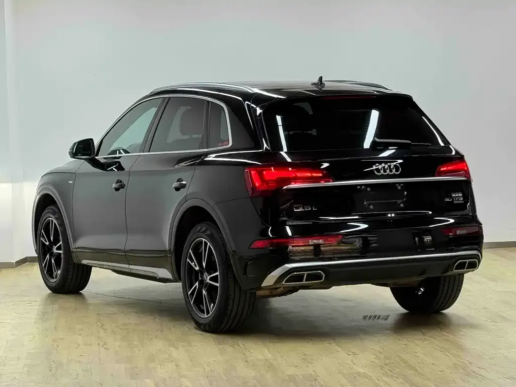Audi Q5L — фото 10