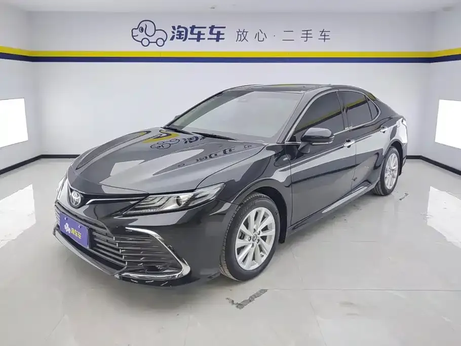 Toyota Camry — фото 1