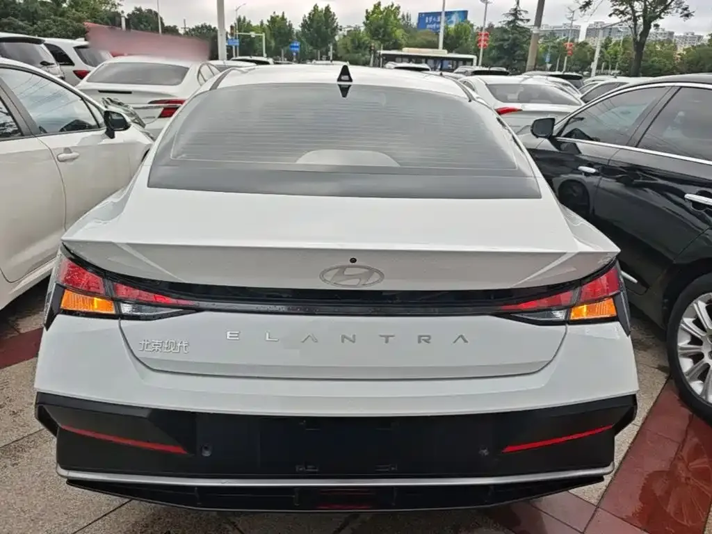 Hyundai Elantra — фото 10