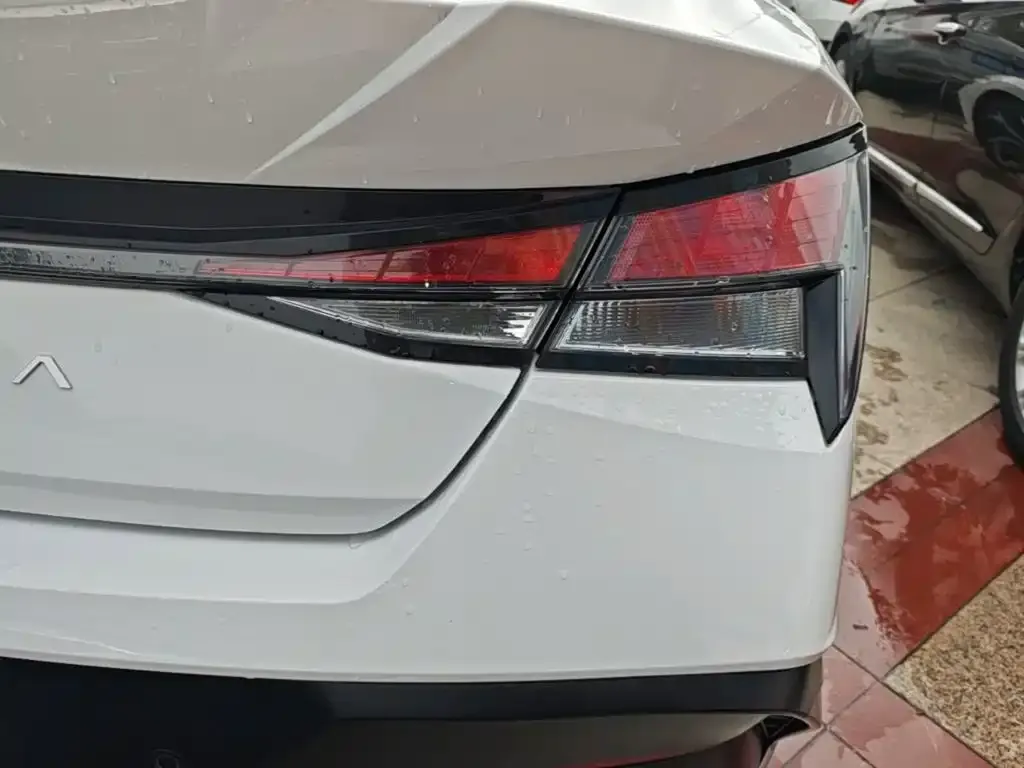 Hyundai Elantra — фото 2