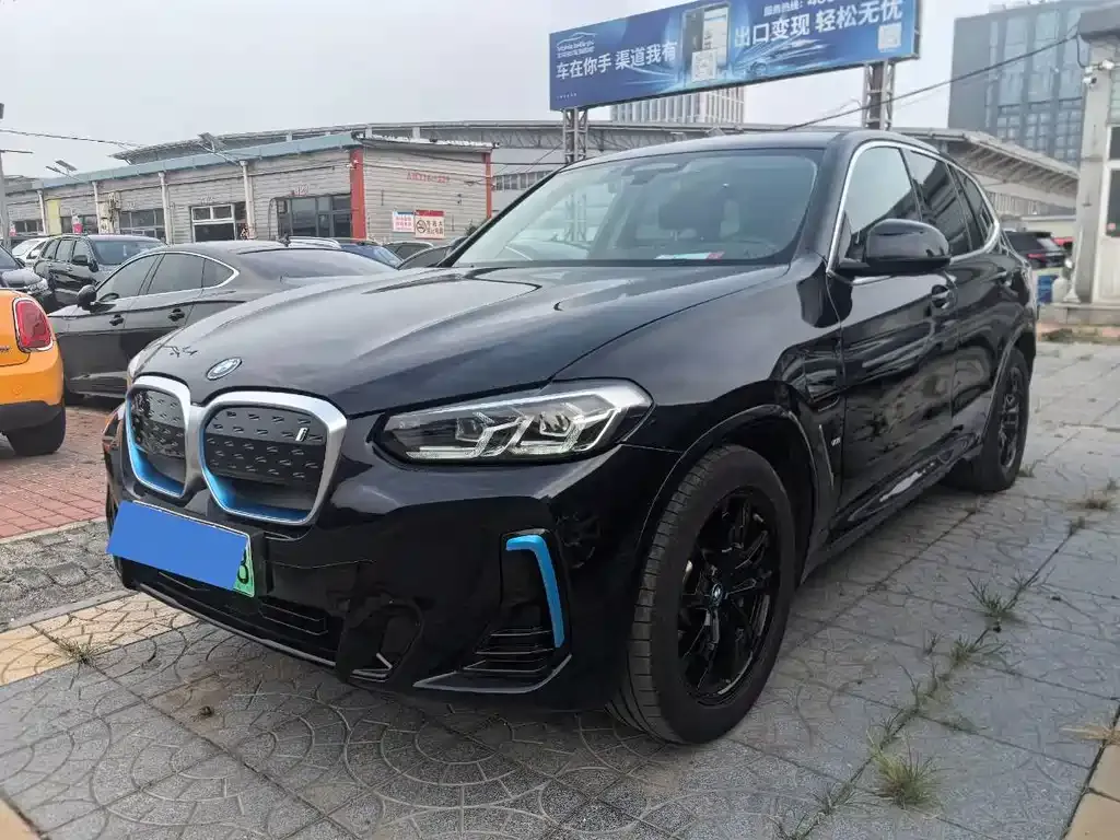 BMW iX3 — фото 1