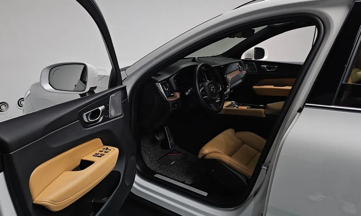 Volvo XC60 2023 из KR, фото 3