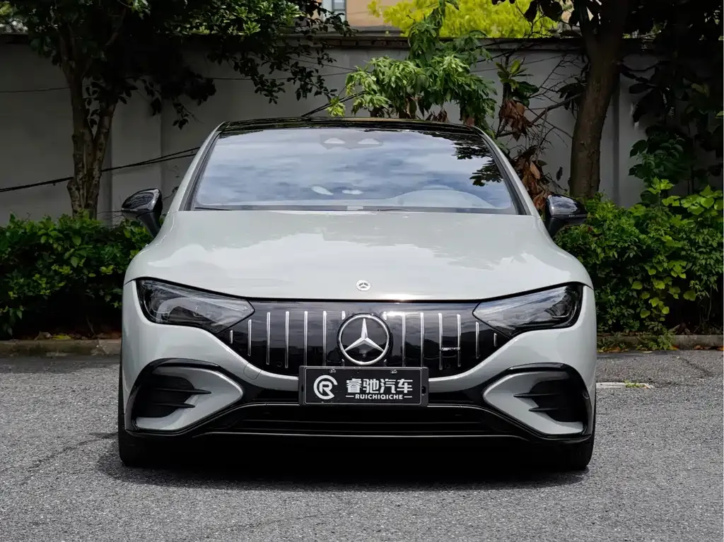 Mercedes-Benz EQE AMG — фото 10