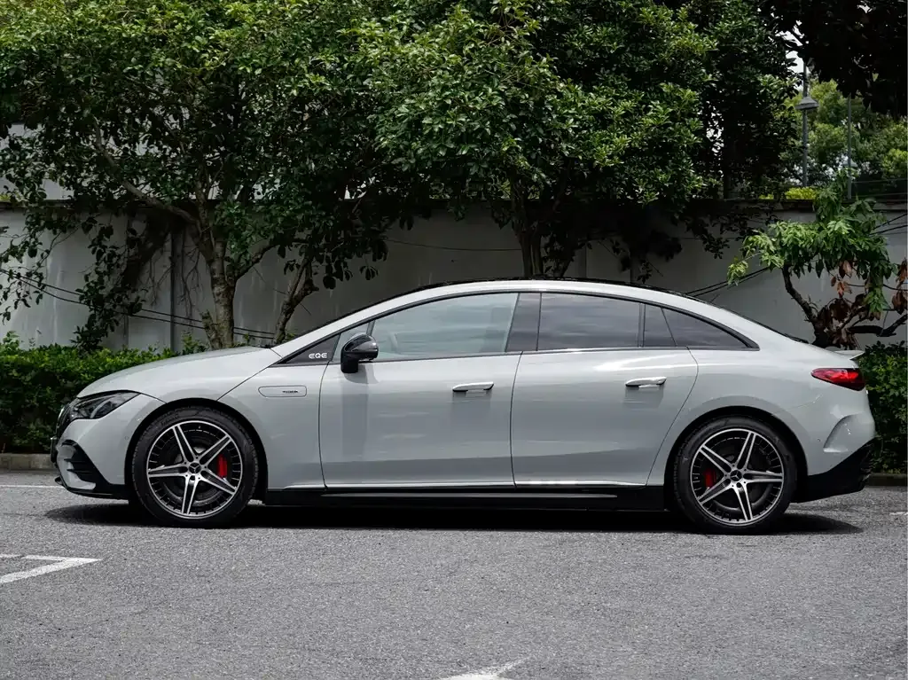 Mercedes-Benz EQE AMG — фото 9