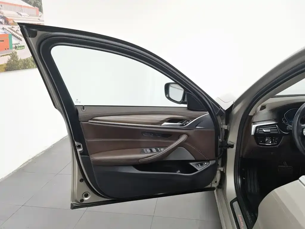 BMW 5 Series New Energy — фото 4