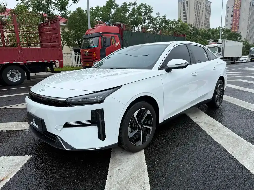 Geely Galaxy L6 — фото 1