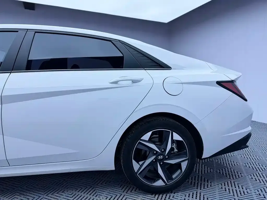 Hyundai Elantra — фото 10
