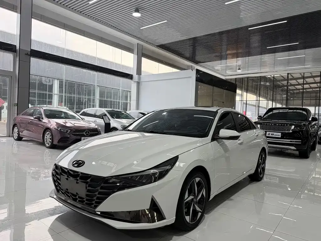 Hyundai Elantra — фото 1