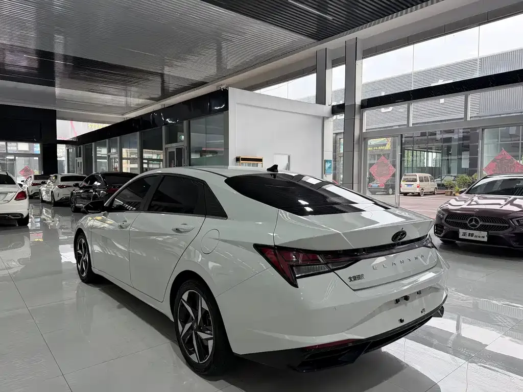 Hyundai Elantra — фото 3
