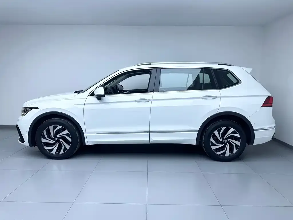 Volkswagen Tiguan L — фото 9
