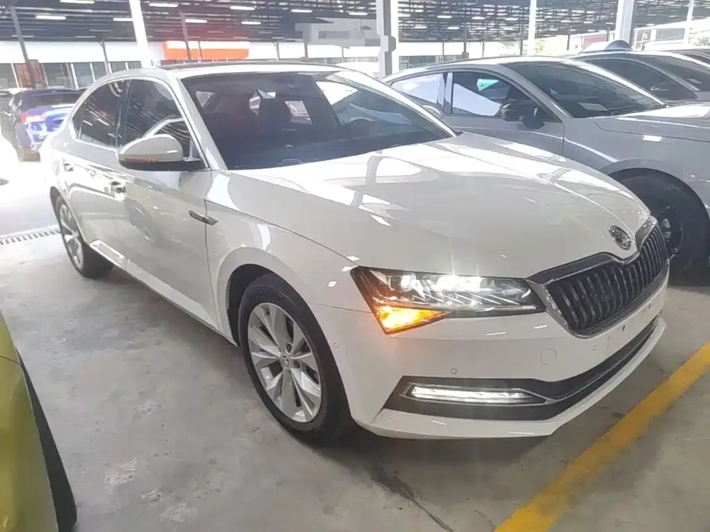 Skoda Superb — фото 10
