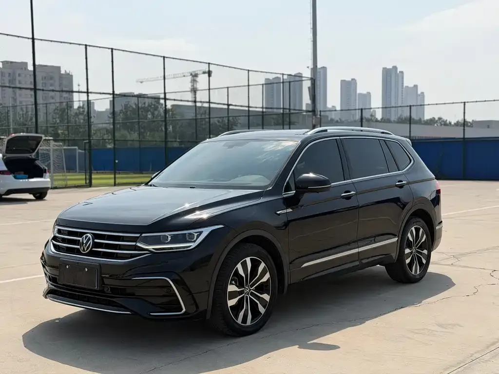 Volkswagen Tiguan L — фото 1