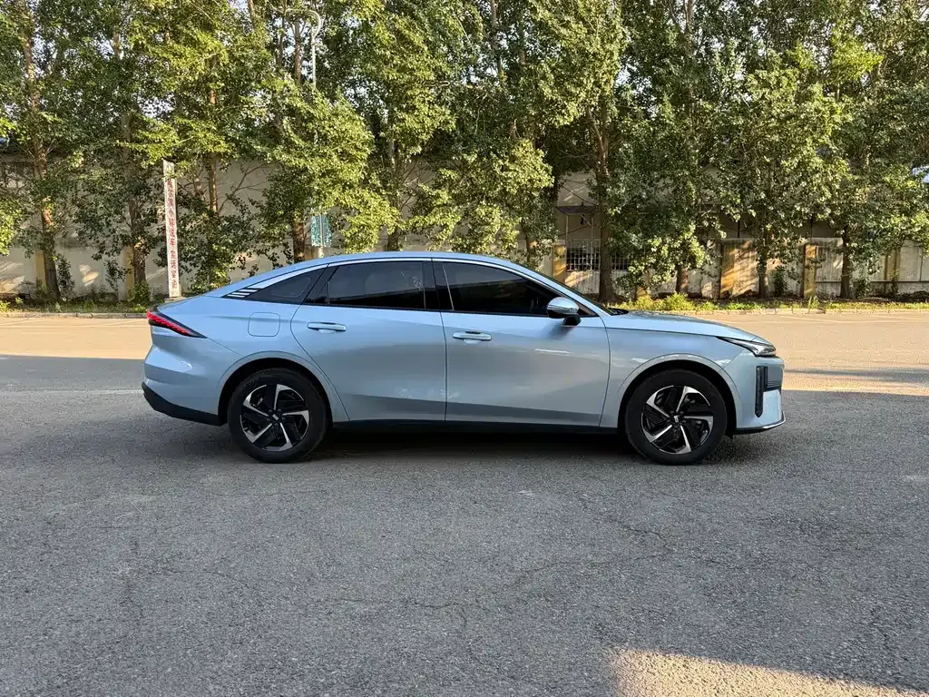 Geely Galaxy L6 — фото 10
