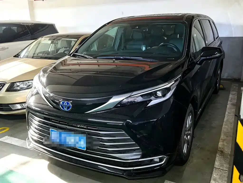 Toyota Sienna — фото 1