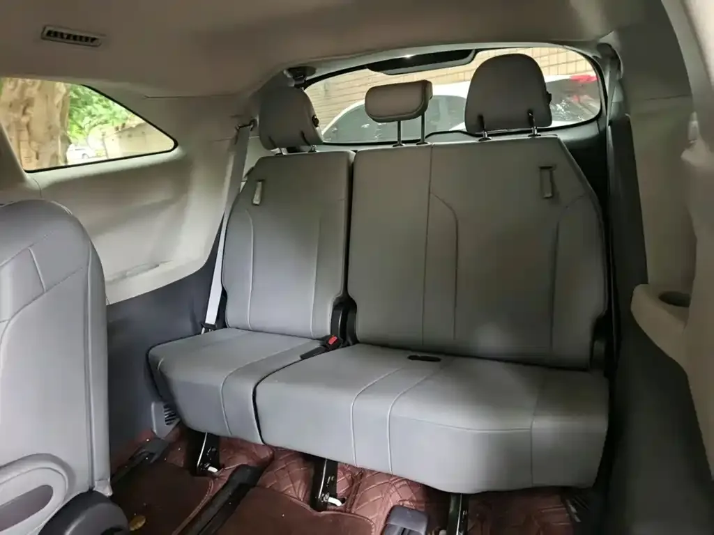 Toyota Sienna — фото 2
