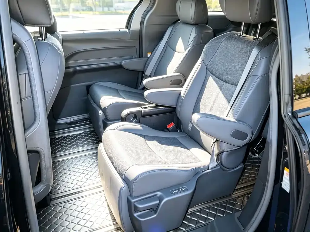 Toyota Sienna — фото 7