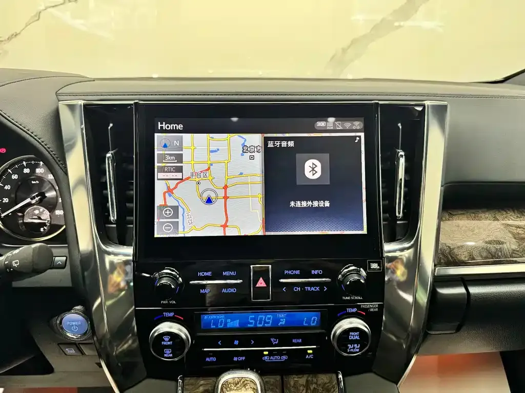 Toyota Alphard — фото 2