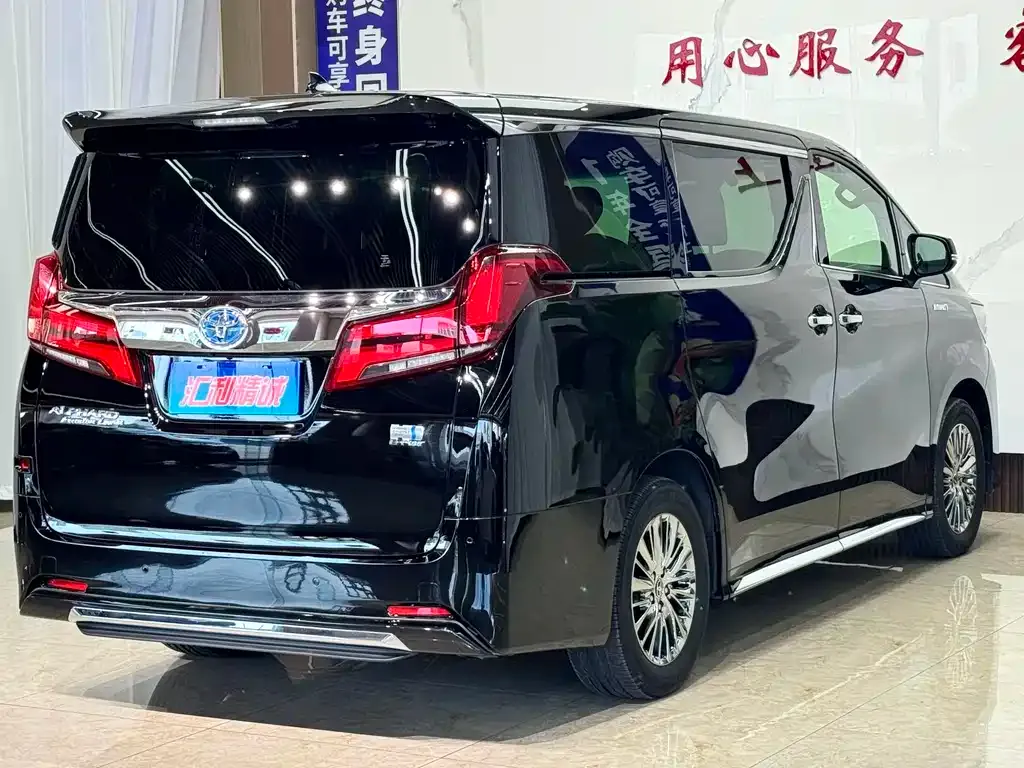 Toyota Alphard — фото 4