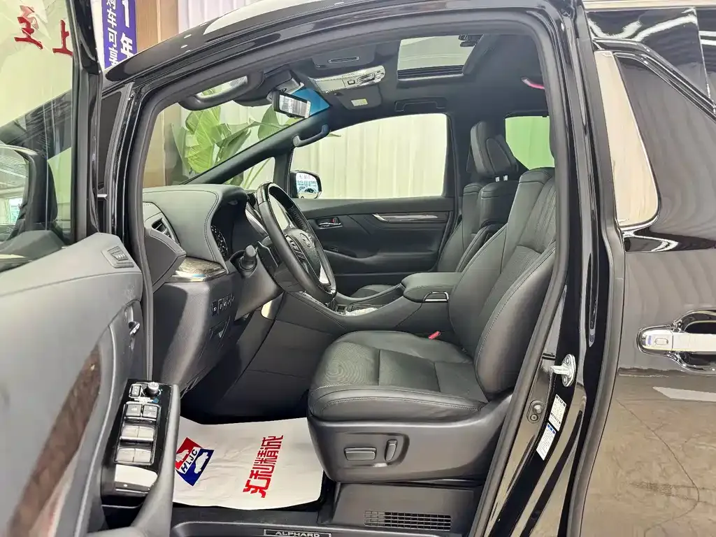 Toyota Alphard — фото 9