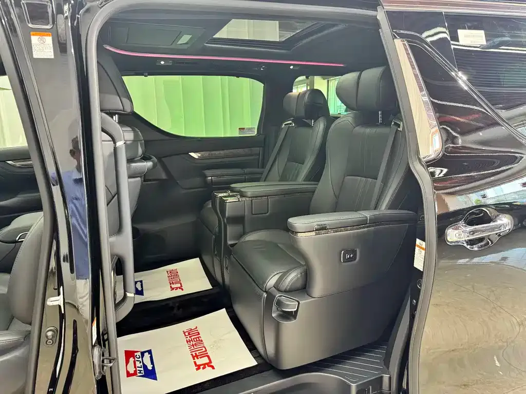 Toyota Alphard — фото 10