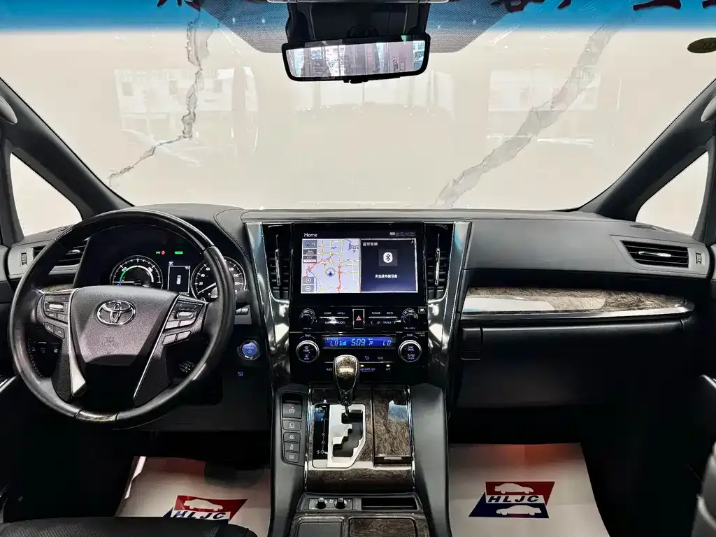Toyota Alphard — фото 7