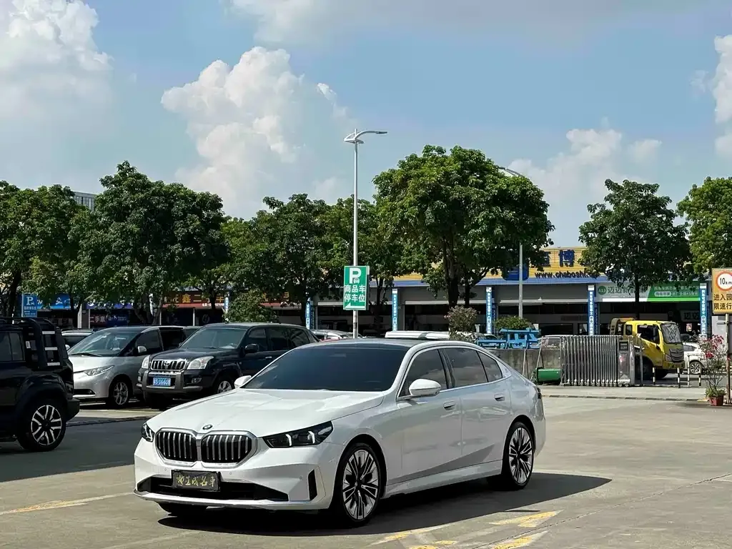 BMW 5 Series — фото 1