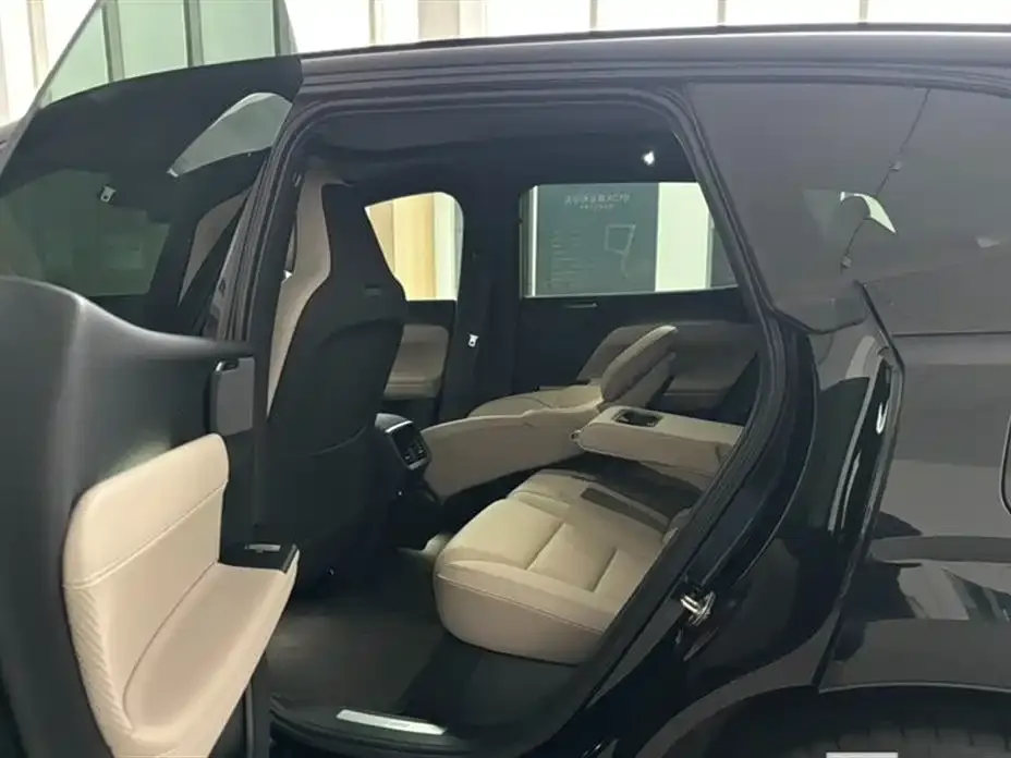 Volvo XC70 Plug-in Hybrid 2025 из CN, фото 3