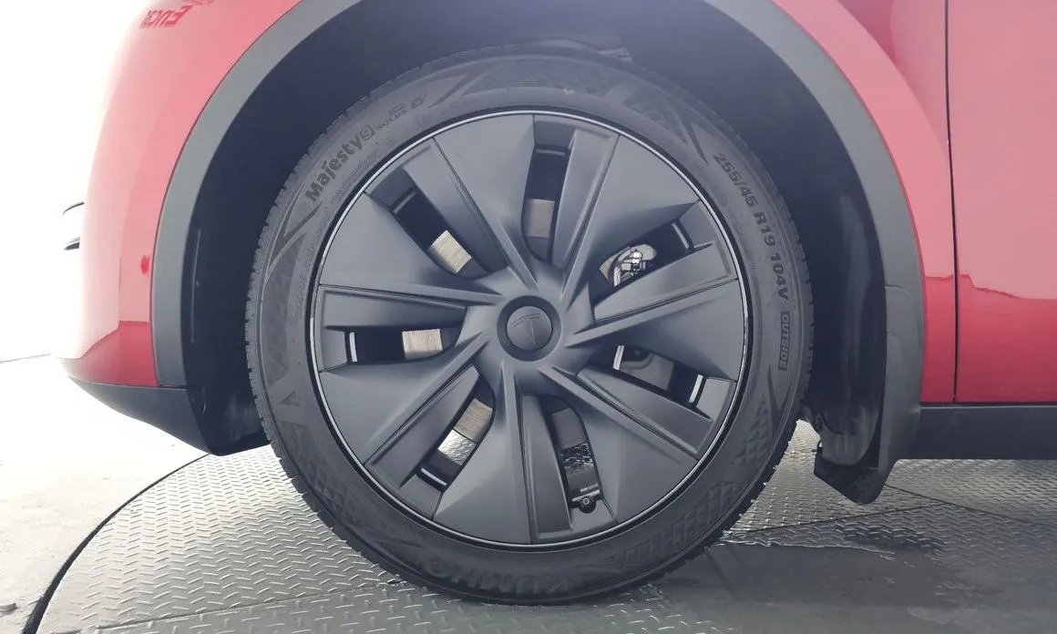 Tesla Model Y — фото 9
