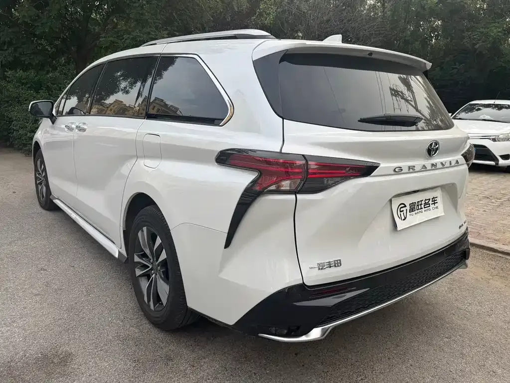 Toyota Granvia — фото 6