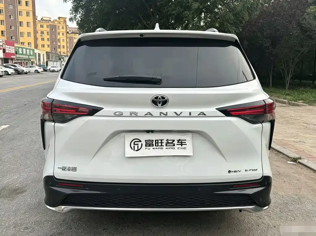 Toyota Granvia — фото 4