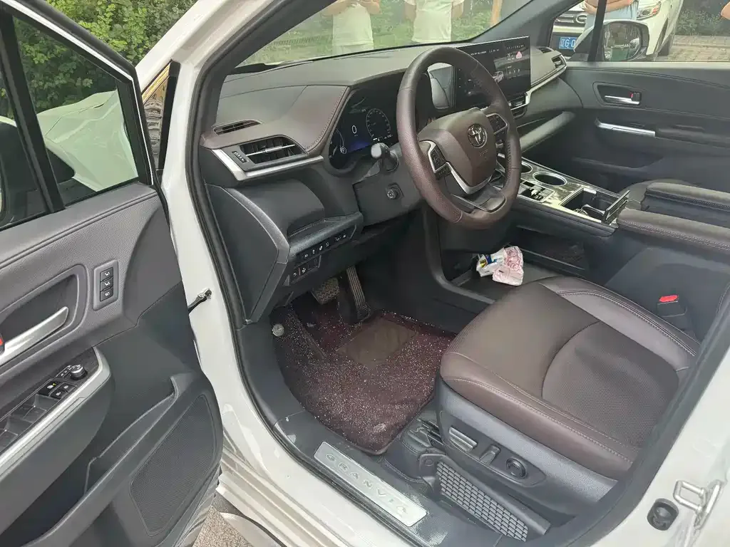 Toyota Granvia — фото 2