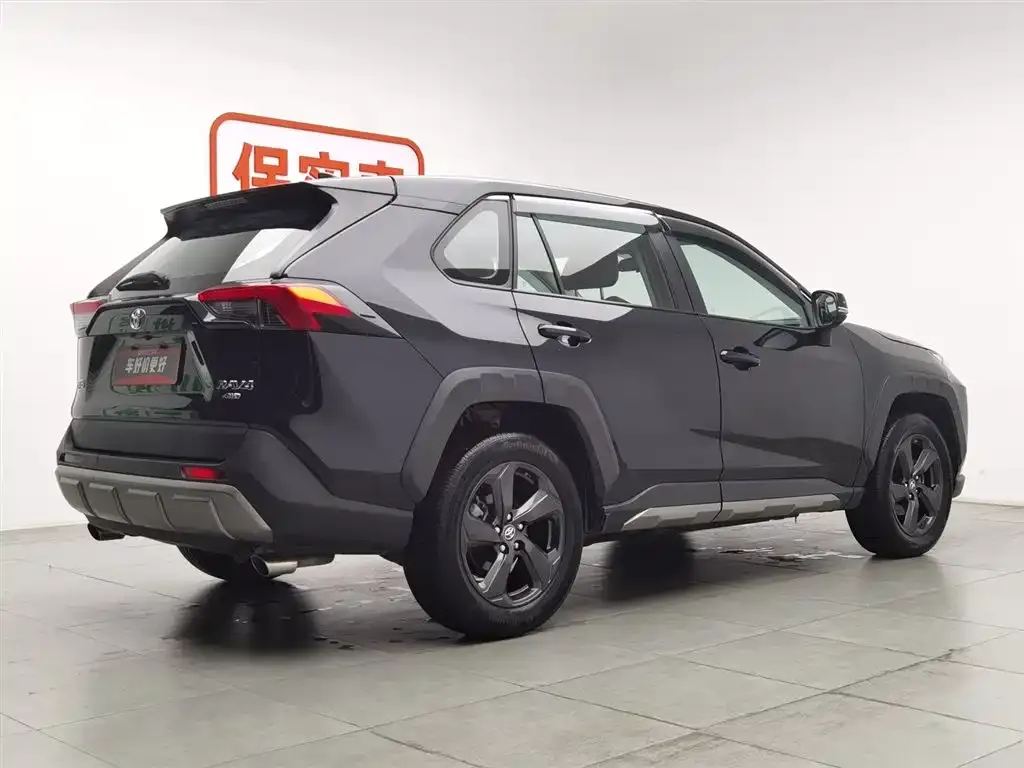 Toyota RAV4 — фото 8