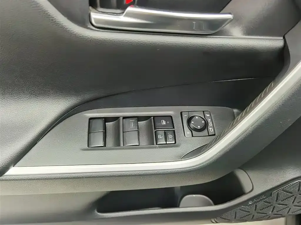 Toyota RAV4 — фото 10