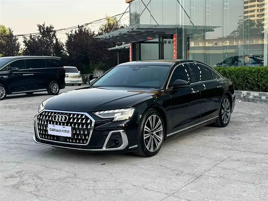 Audi A8 — фото 1