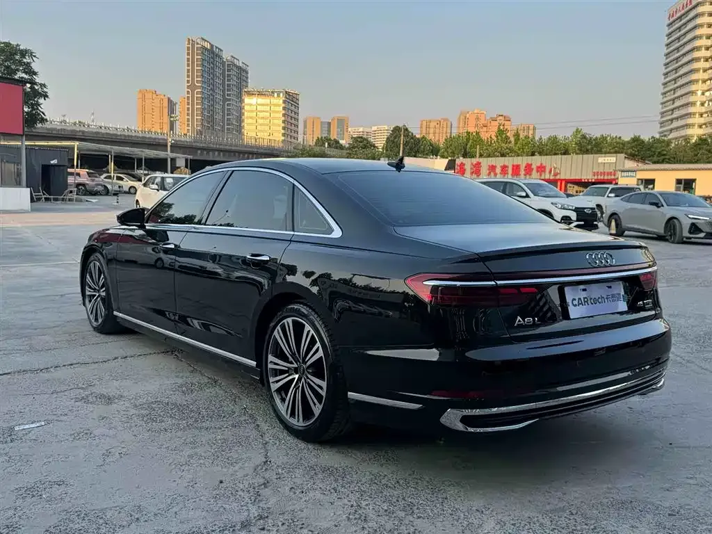 Audi A8 — фото 2
