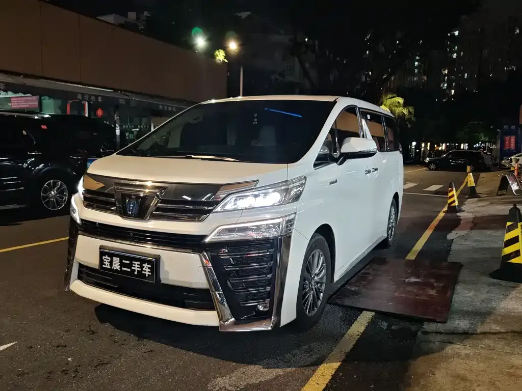 Toyota Vellfire — фото 1