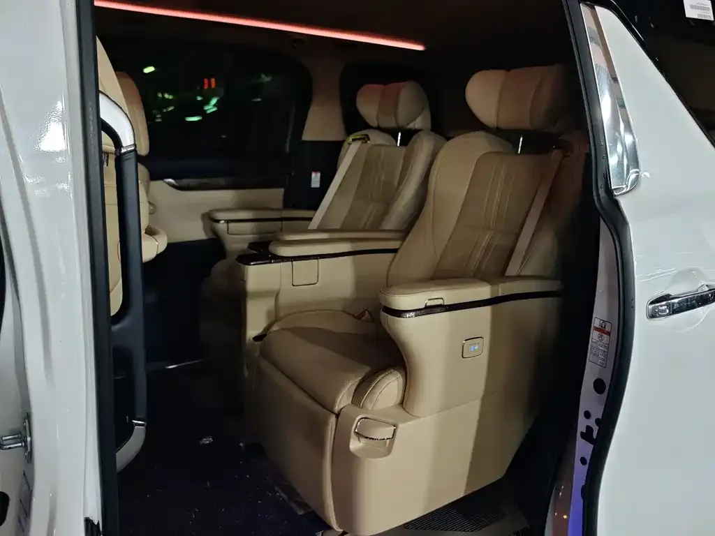 Toyota Vellfire — фото 3