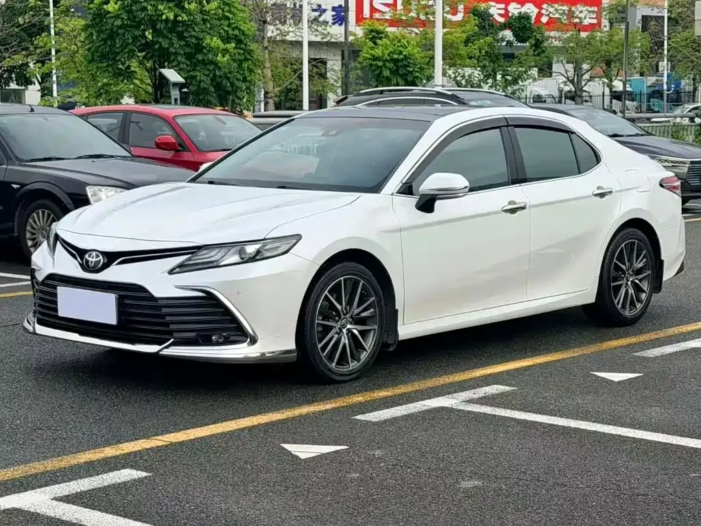 Toyota Camry — фото 1