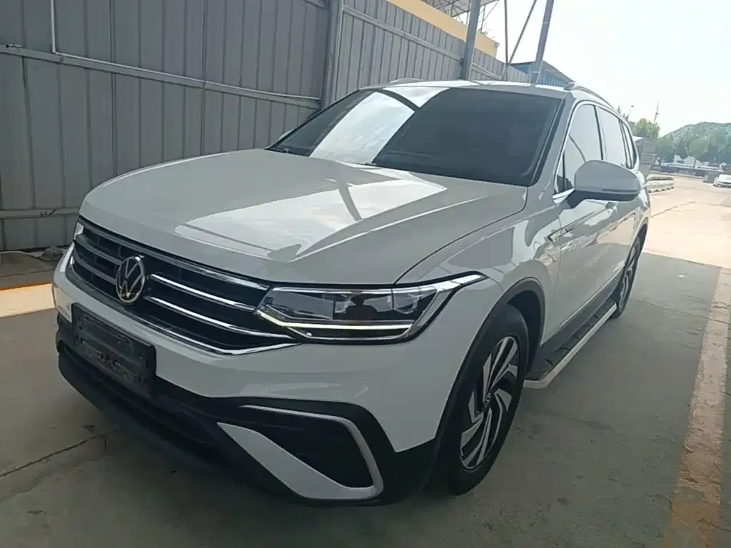 Volkswagen Tiguan L — фото 1