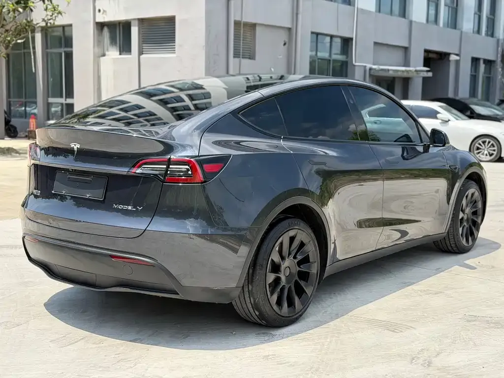 Tesla Model Y — фото 8
