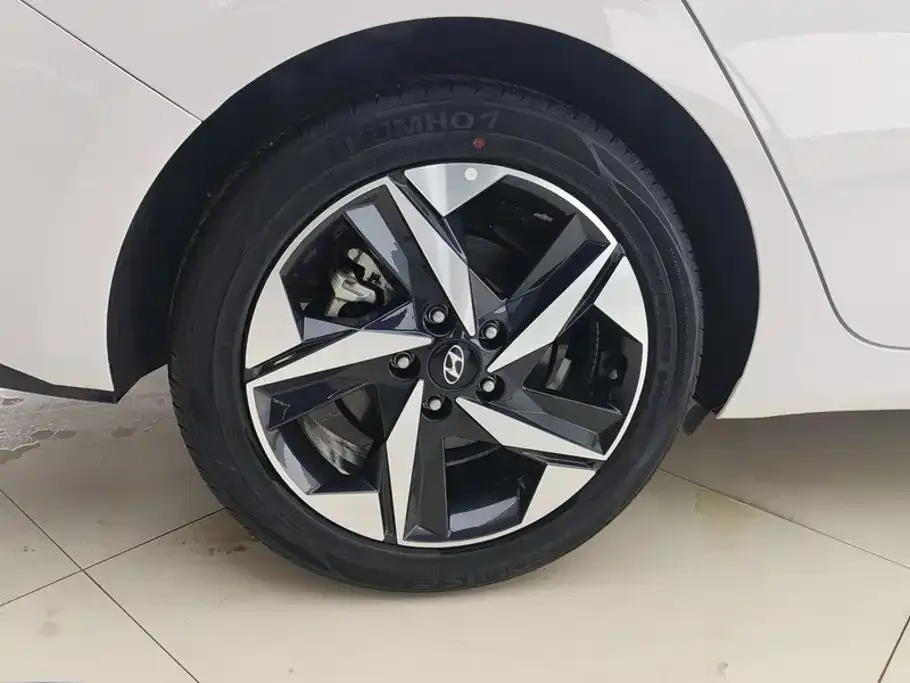 Hyundai Elantra — фото 8