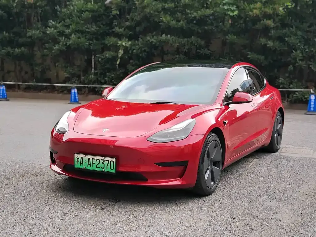Tesla Model 3 — фото 1