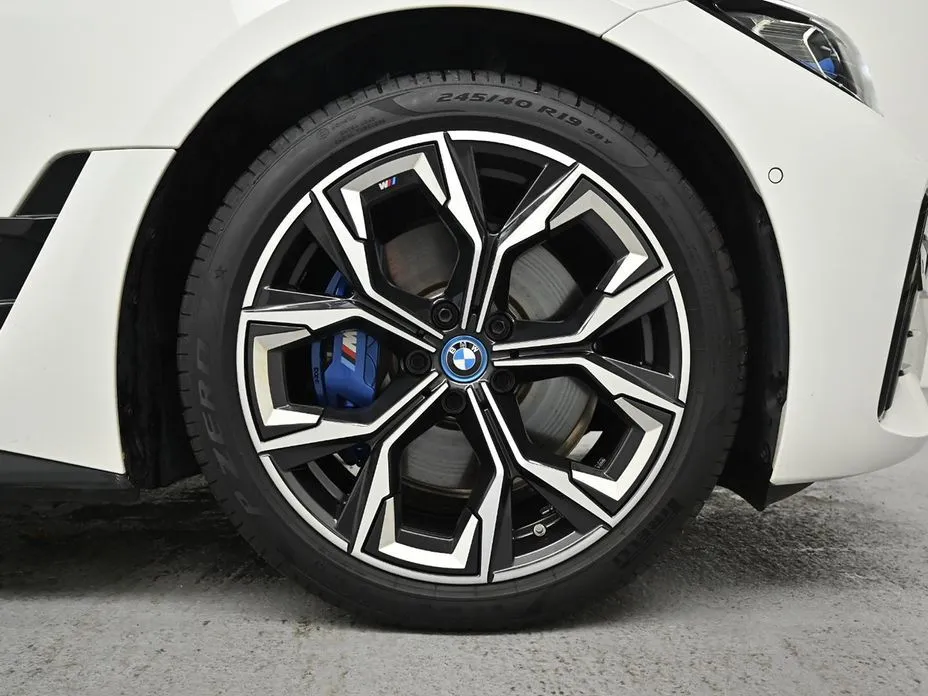 BMW i4 — фото 9