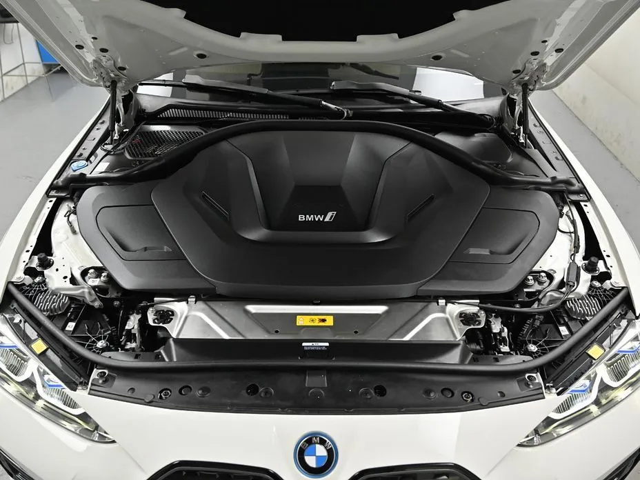 BMW i4 — фото 8