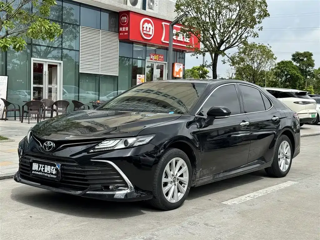 Toyota Camry — фото 1
